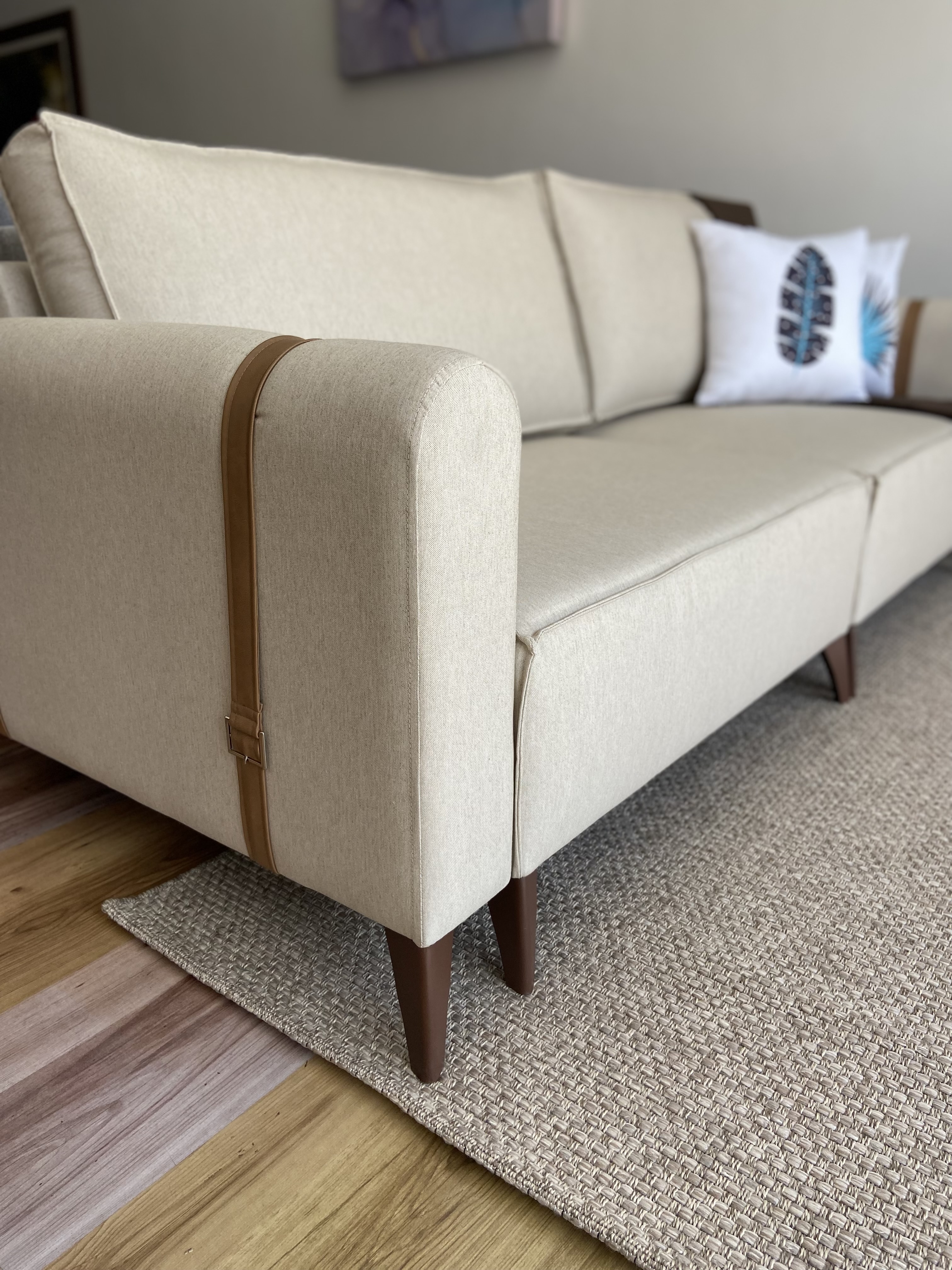 Sofá Memphis 210cm braços com Cinta Pé Palito